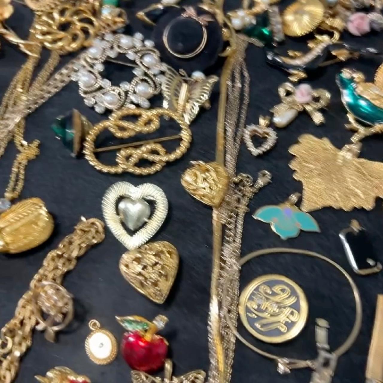 item listed by vintagetreasures1985