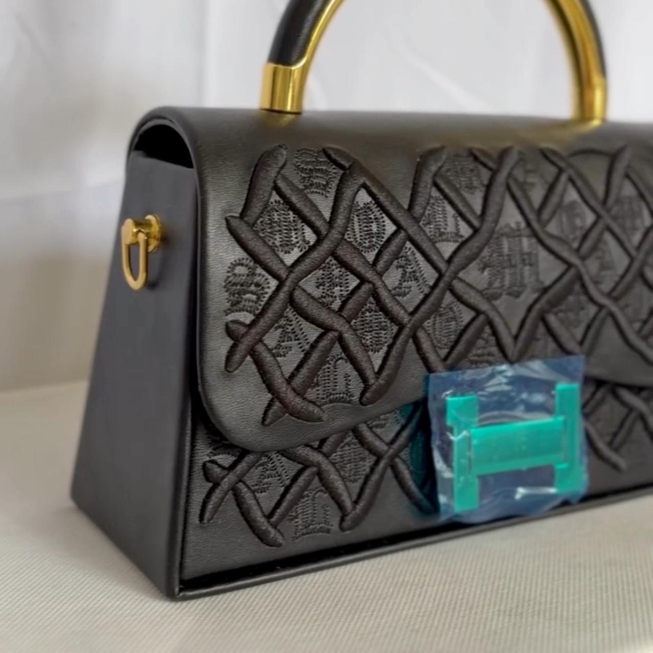item listed by aprillaav