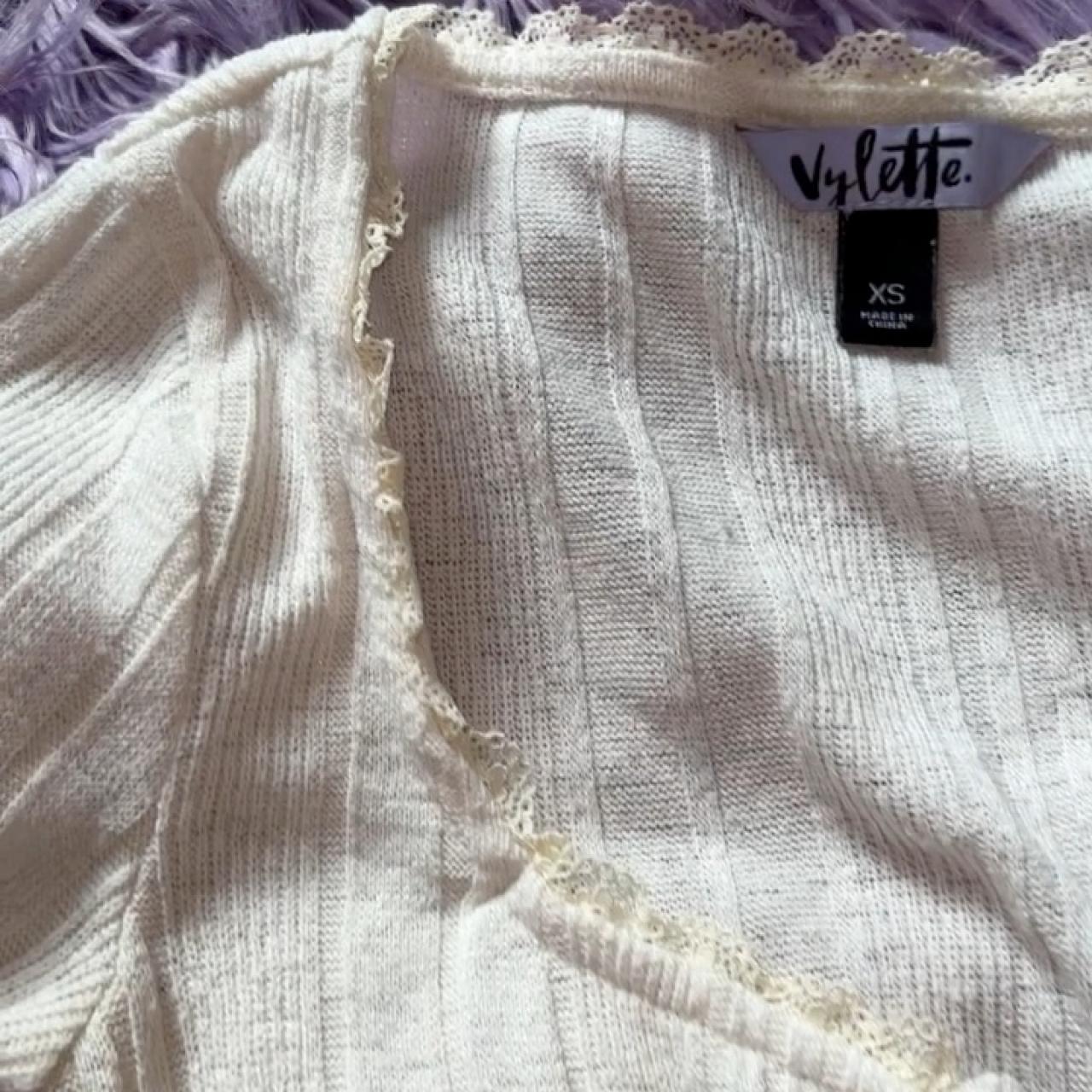 item listed by b3llasstuff