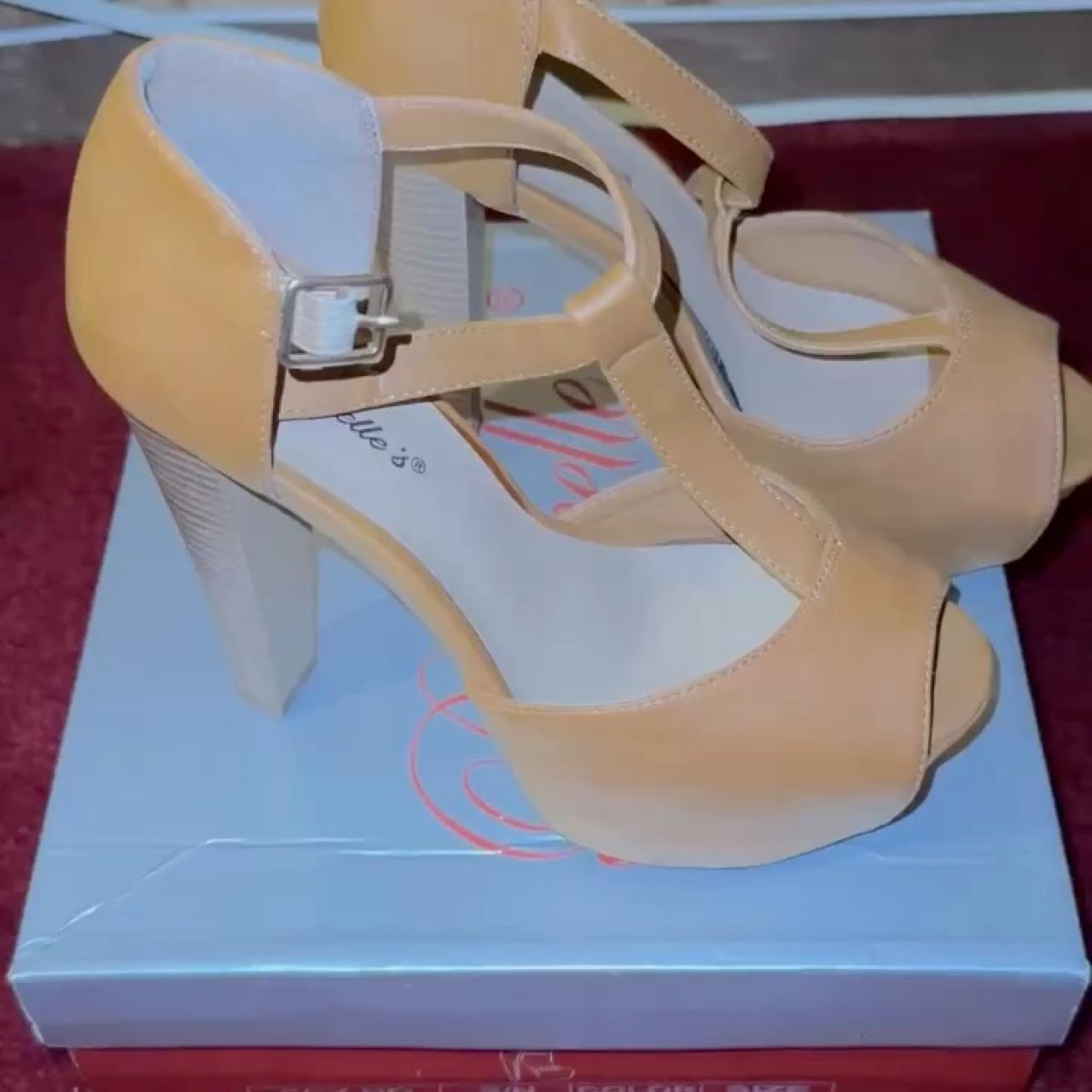 item listed by lexi_713