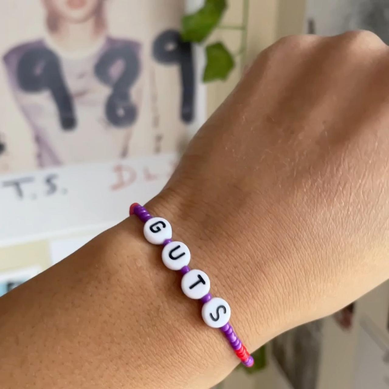 HOW TO MAKE BEADED BRACELETS: Olivia Rodrigo GUTS inspired beaded bracelets  (concert bracelets) 