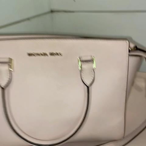 Michael Kors light pink purse 👛 This bag is not old - Depop